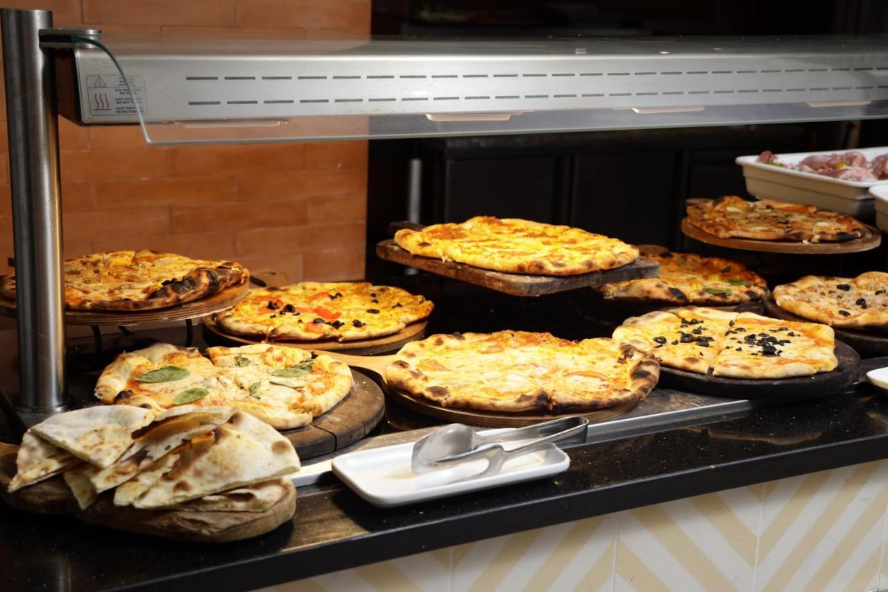 The Mirage Resort & Spa Al-Hammamat Zewnętrze zdjęcie A display of pies at a bakery